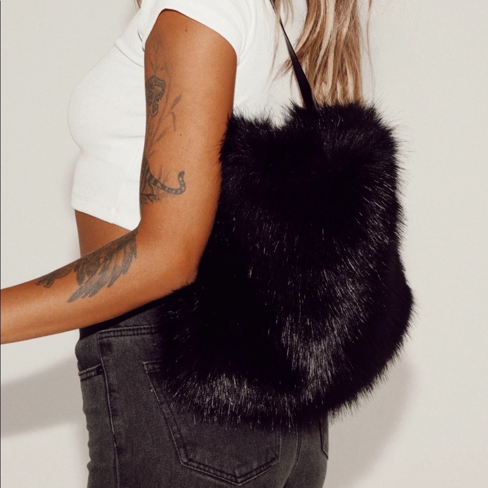 🖤 FRANCHESCA FLUFFY BAG BLACK PRINCESS POLLY